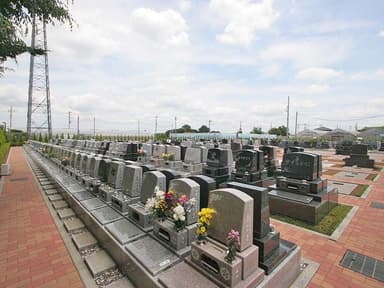 越谷しらこばと霊園　様々なデザインの洋型墓石