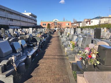 メモリアルガーデン調布 永代供養墓「悠久の丘」　煉瓦造りの参道